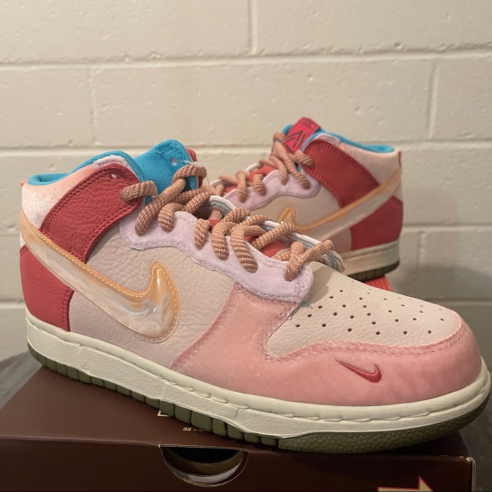 Nike Dunk Mid Social Status Strawberry Milk Gem